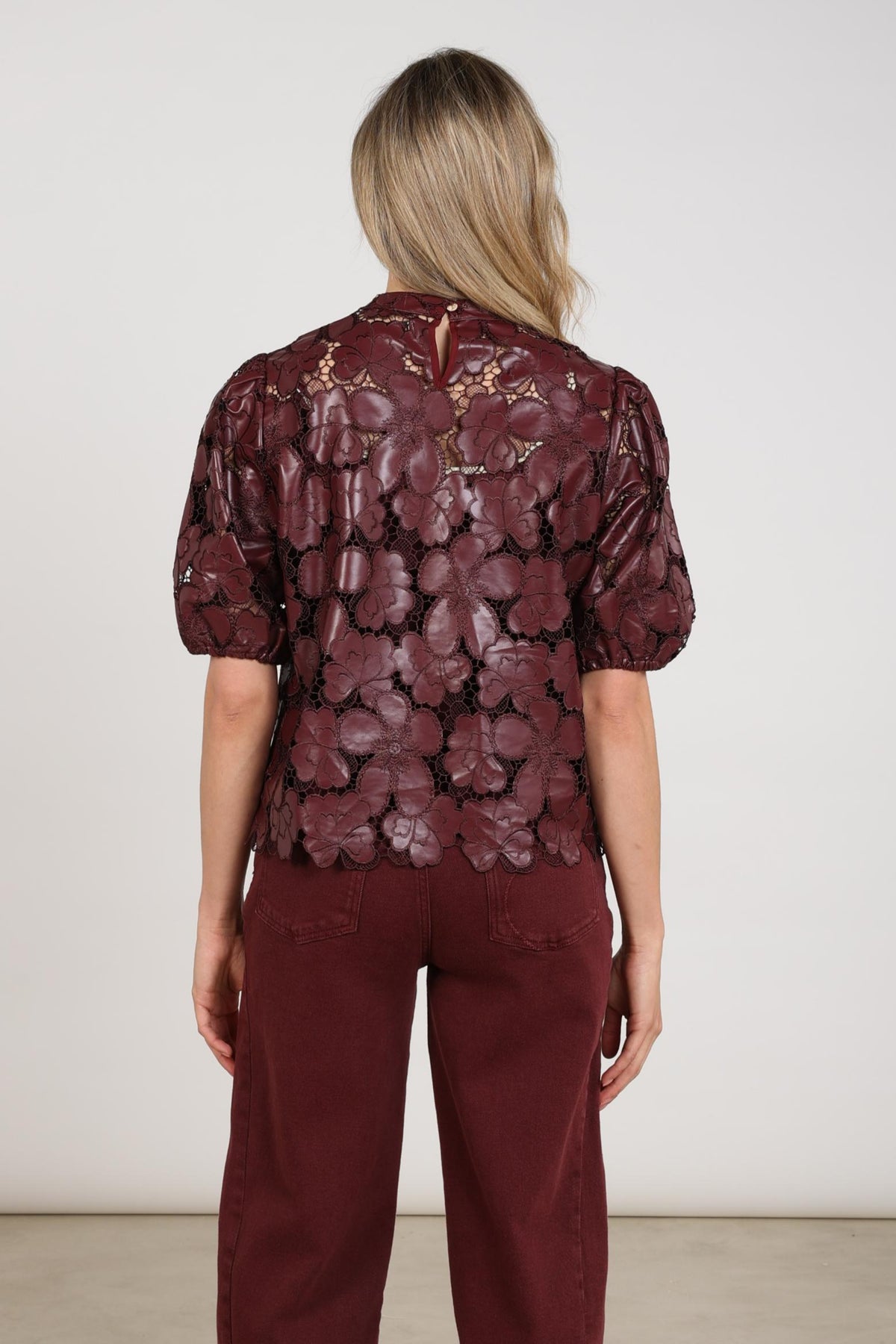 Nukus Top Nicole Flower PU Cherry in amberkleurig met bloemendetails, modieuze damesblouse met chique uitstraling