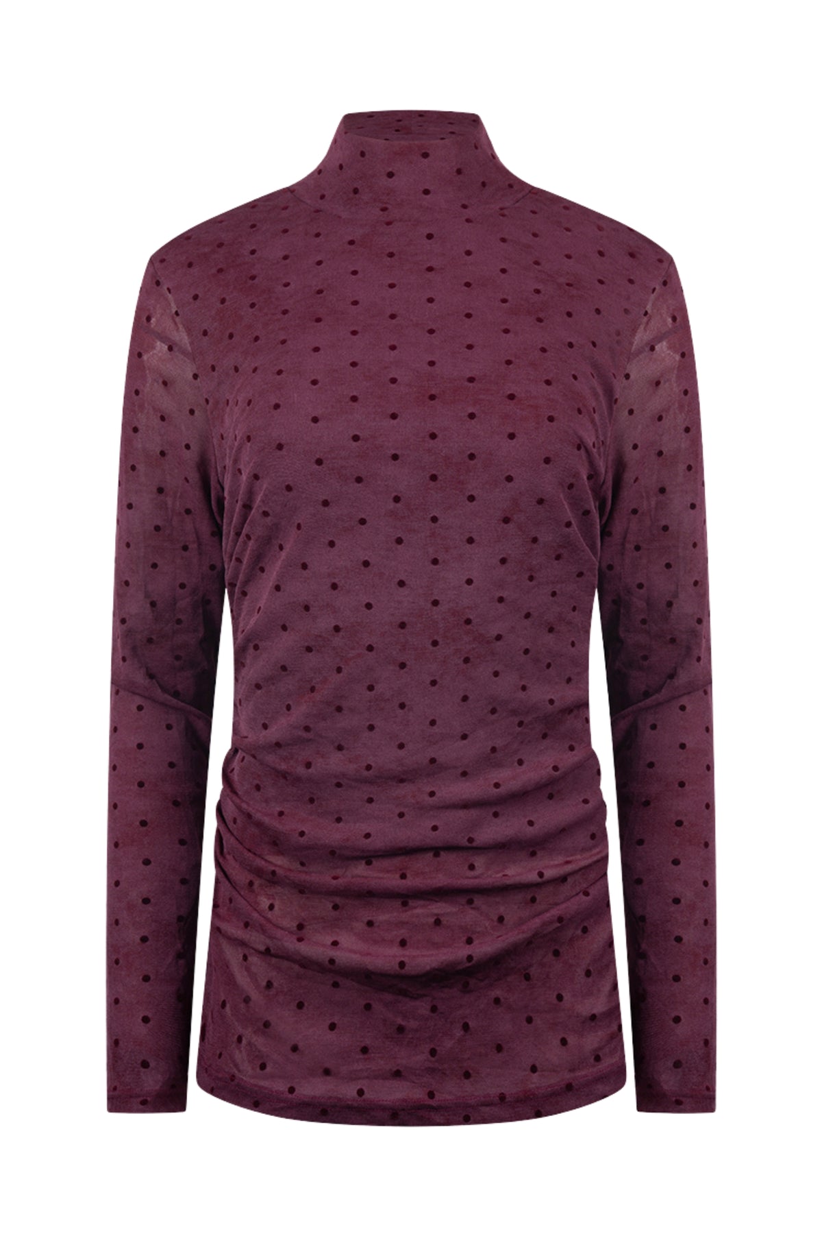 Nukus Top Gracie Dots Cherry met rode stippen en ronde hals, gedragen door een model, licht en comfortabel.