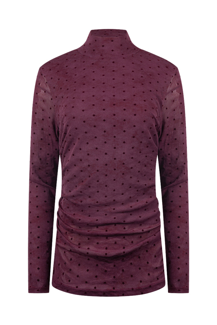 Nukus Top Gracie Dots Cherry met rode stippen en ronde hals, gedragen door een model, licht en comfortabel.