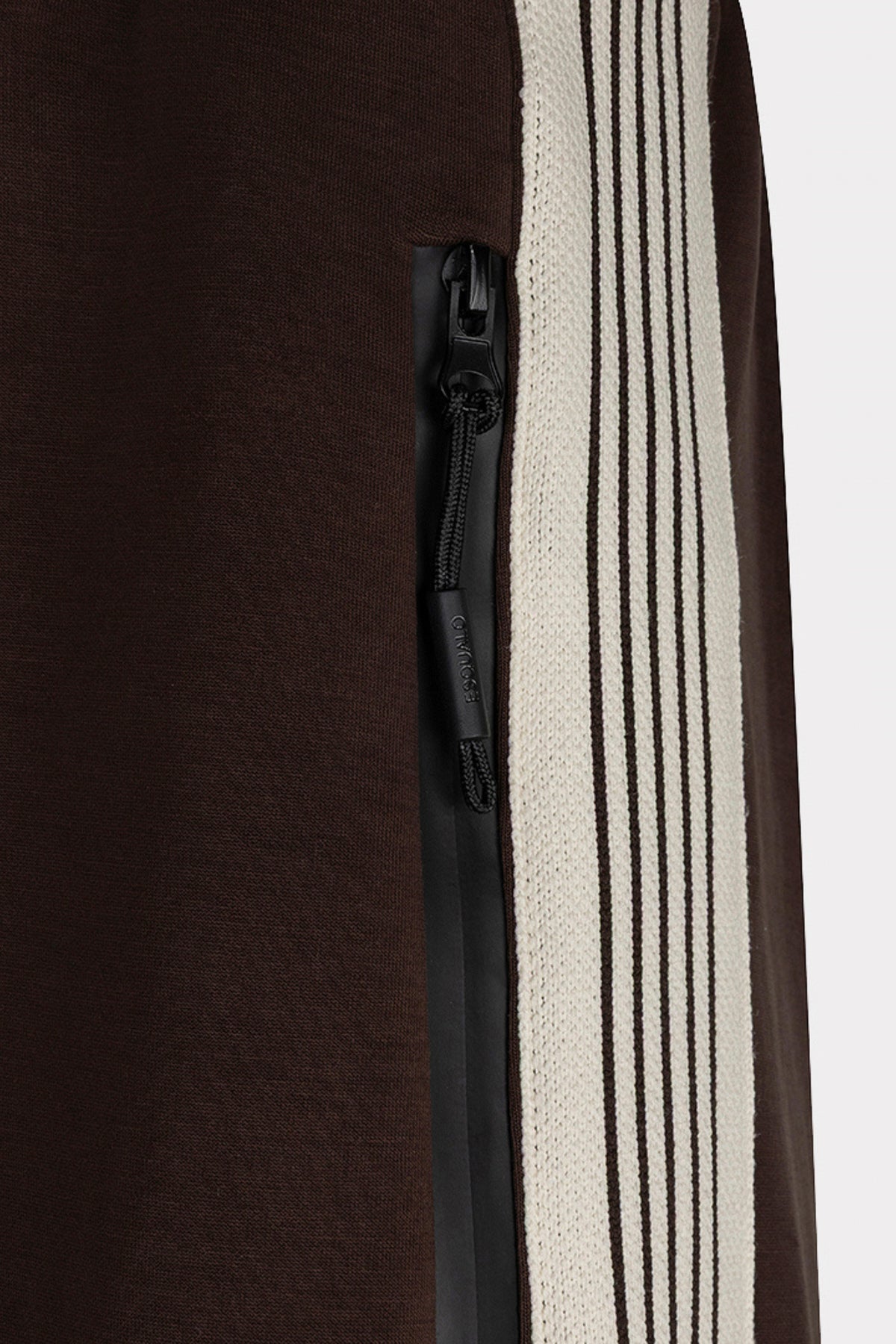 Moderne modal broek tape van EsQualo in cacao kleur, comfortabele en stijlvolle pasvorm voor dames.