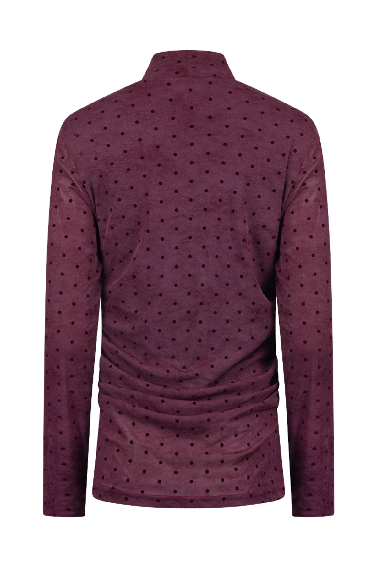 Nukus Top Gracie Dots Cherry met rood-witte stippen en ronde hals, gedragen door een model.