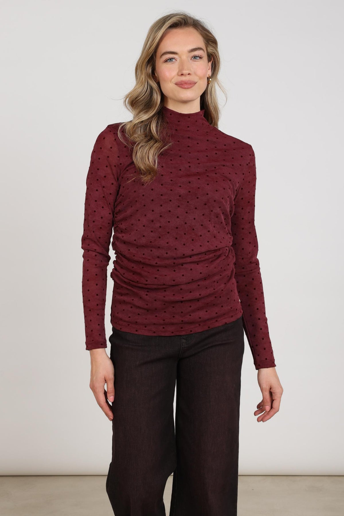 Nukus Top Gracie Dots Cherry met rood-wit stippenpatroon op zachte stof, geschikt voor dames.