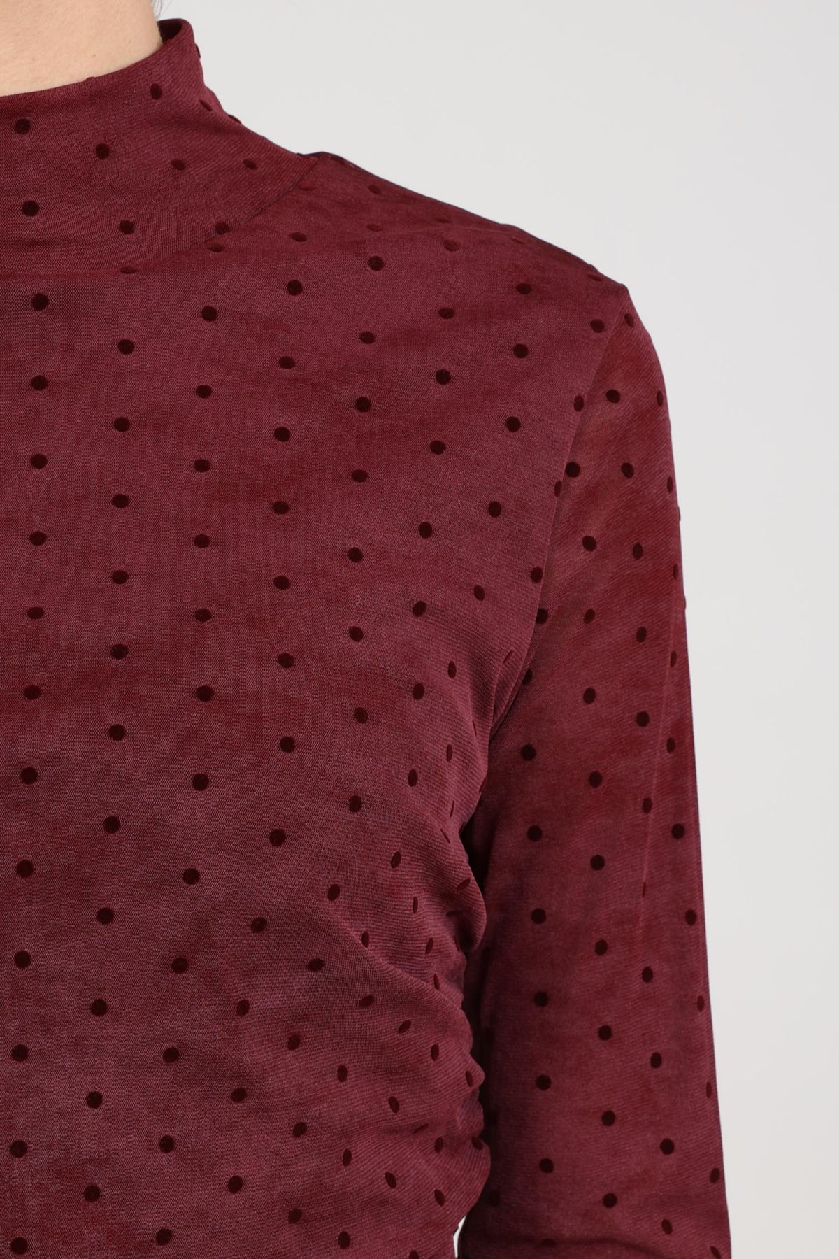 Nukus Top Gracie Dots Cherry in rood en wit met polkadots, zachte stof en comfortabele pasvorm, close-up afbeelding