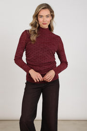 Nukus Top Gracie Dots Cherry met witte stippen, lichtgewicht en comfortabel, geschikt voor casual dameskleding.