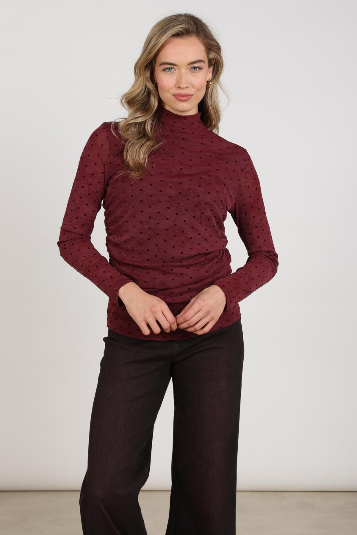 Nukus Top Gracie Dots Cherry met witte stippen, lichtgewicht en comfortabel, geschikt voor casual dameskleding.
