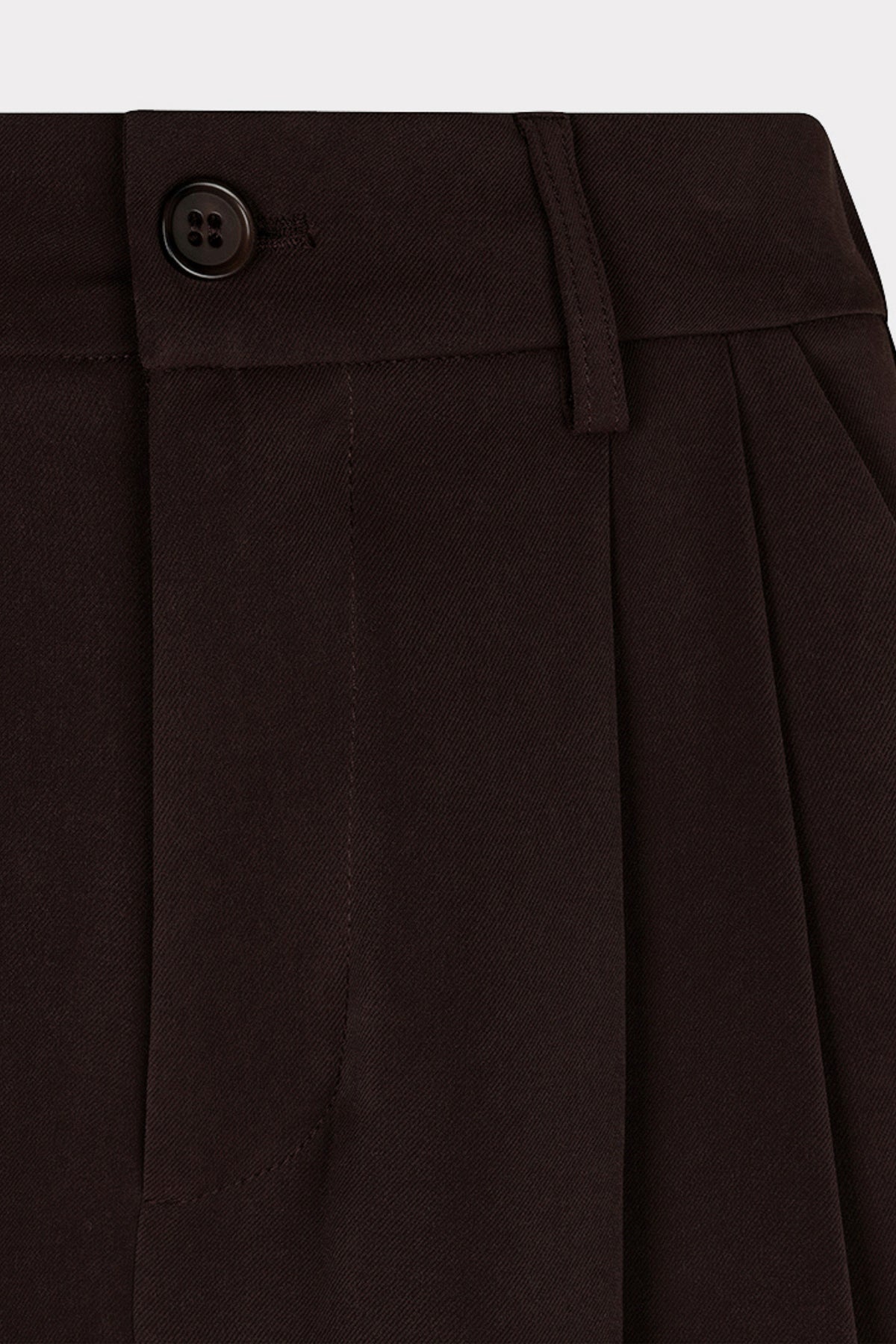 Lange brede cacaokleurige broek van EsQualo met lossende pasvorm en elastische taille, zichtbaar in de afbeelding.