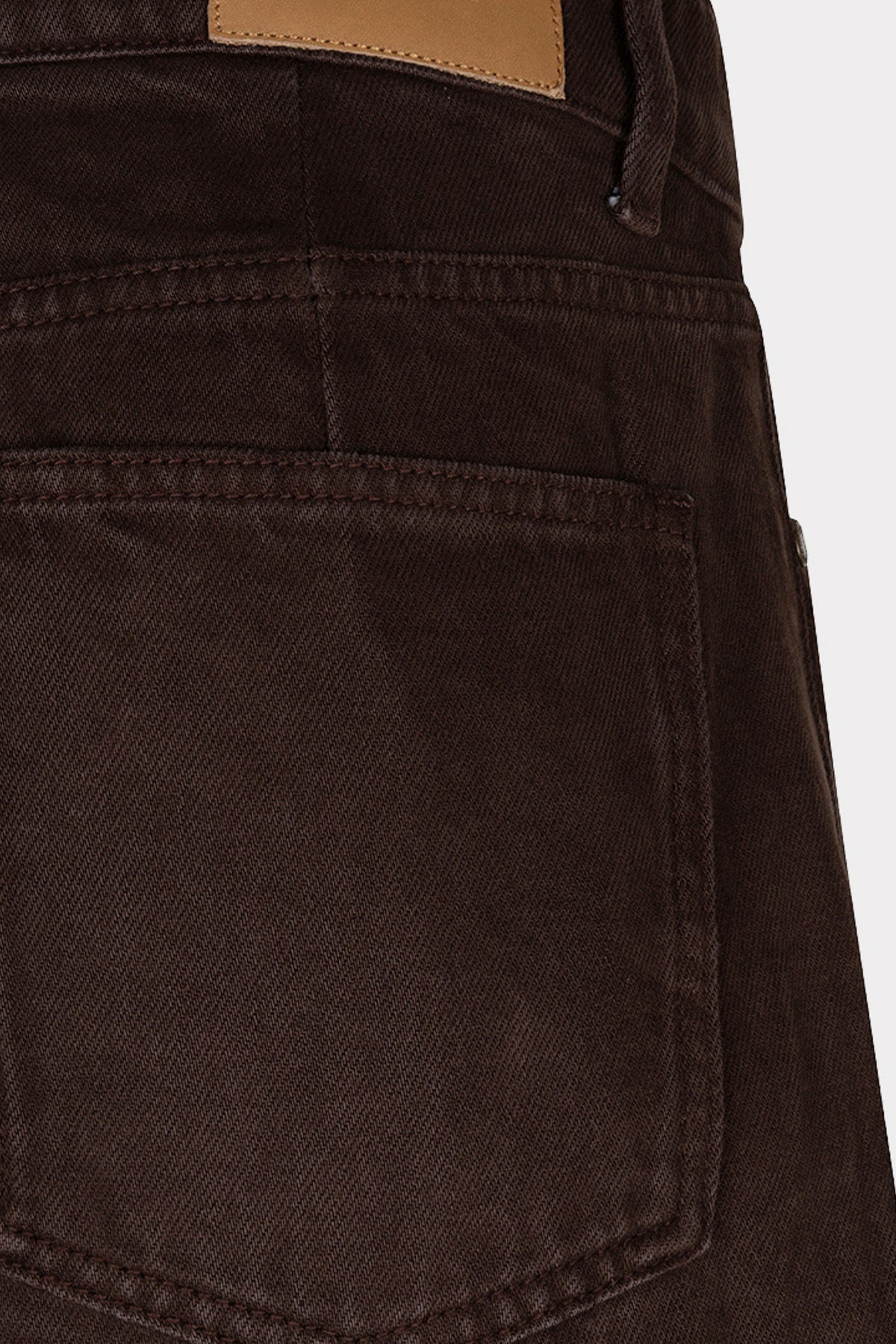 Donkerbruine EsQualo Barrel Cacao jeans met rechte pasvorm en vijf zakken, zichtbaar op de afbeelding.