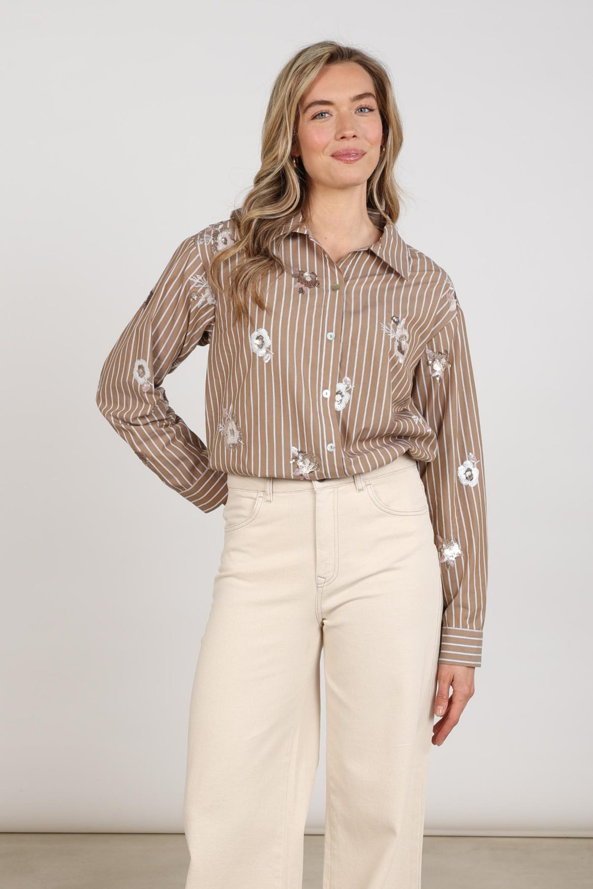 Taupe en offwhite gestreepte blouse met bloemenprint van Nukus, model Newport Stripe Flower, voor een casual en stijlvolle look.