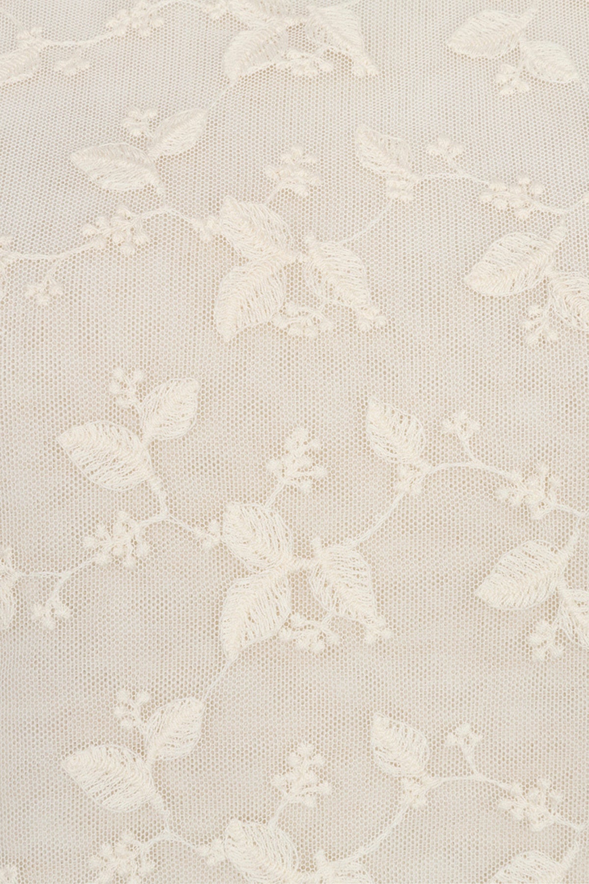 Lichtbruine gebreide sweater met kanten details van EsQualo, model Lace Biscuit F26.02548, gedragen door een persoon.