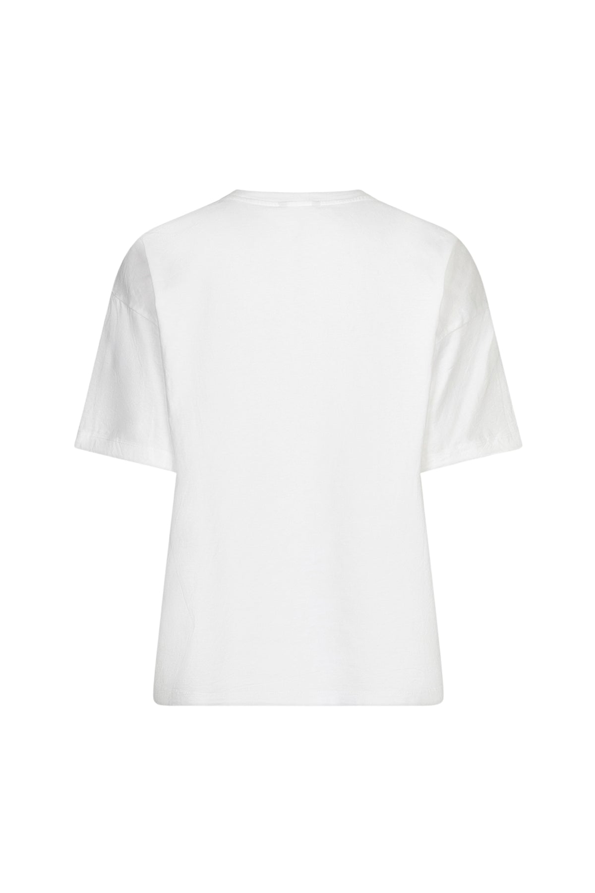 Lichtbruine EsQualo T-shirt Studio Offwhite F26.05537 met ronde hals en korte mouwen, gedragen door een model.