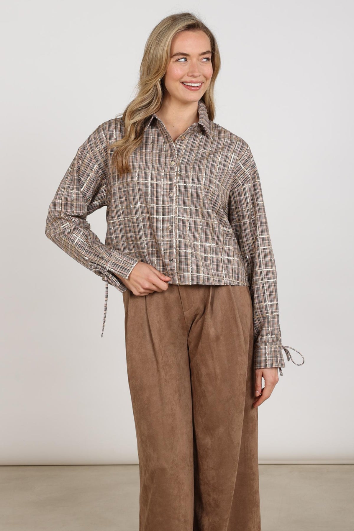 Blouse Bailey Check Sand Rose van Nukus met rood en sandkleurige ruitpatroon, gedrapeerd model, modieus en comfortabel.