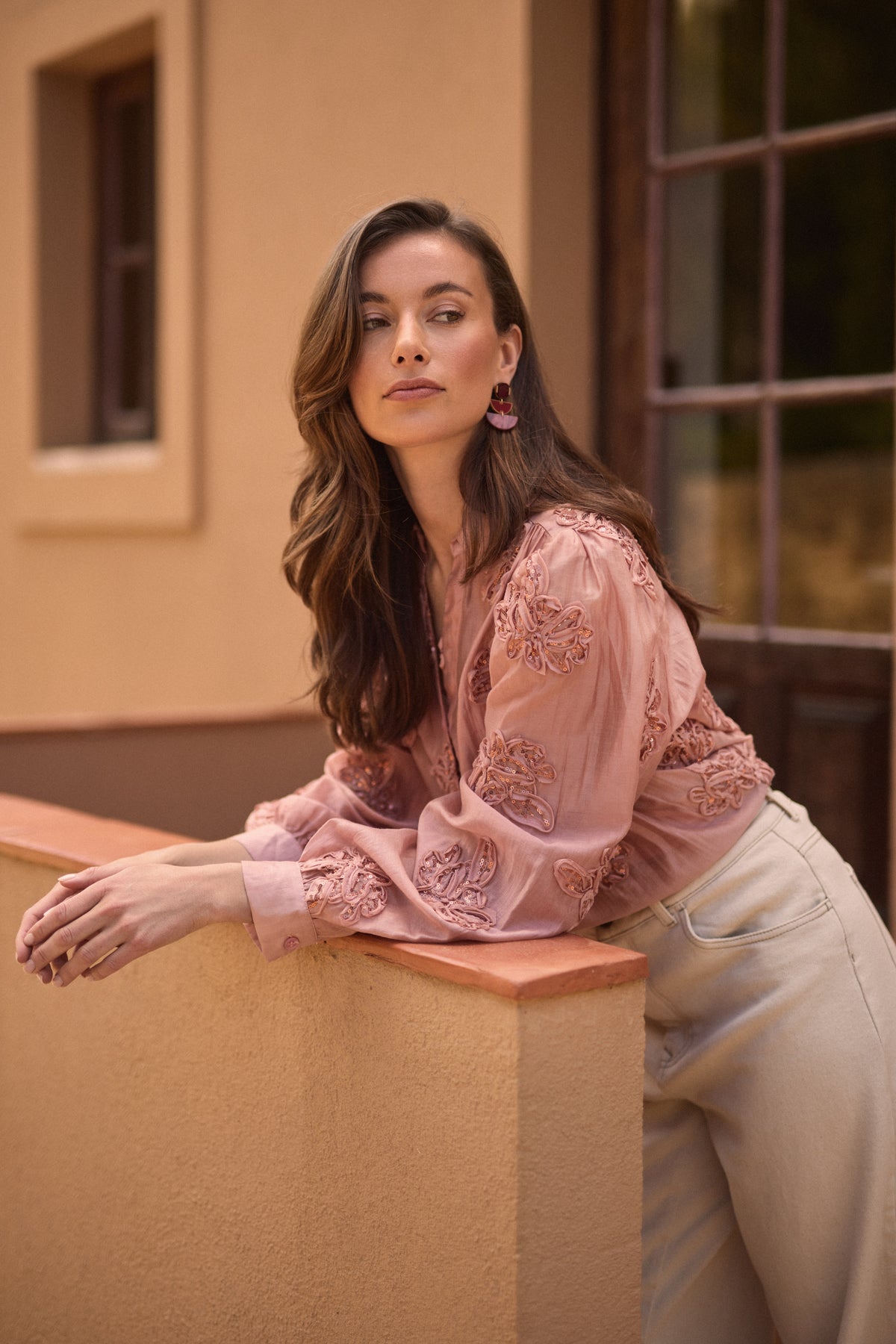 Nukus Antonella pailletten bloemen roze blouse met lange mouwen en ronde hals, elegant en modieus voor dames