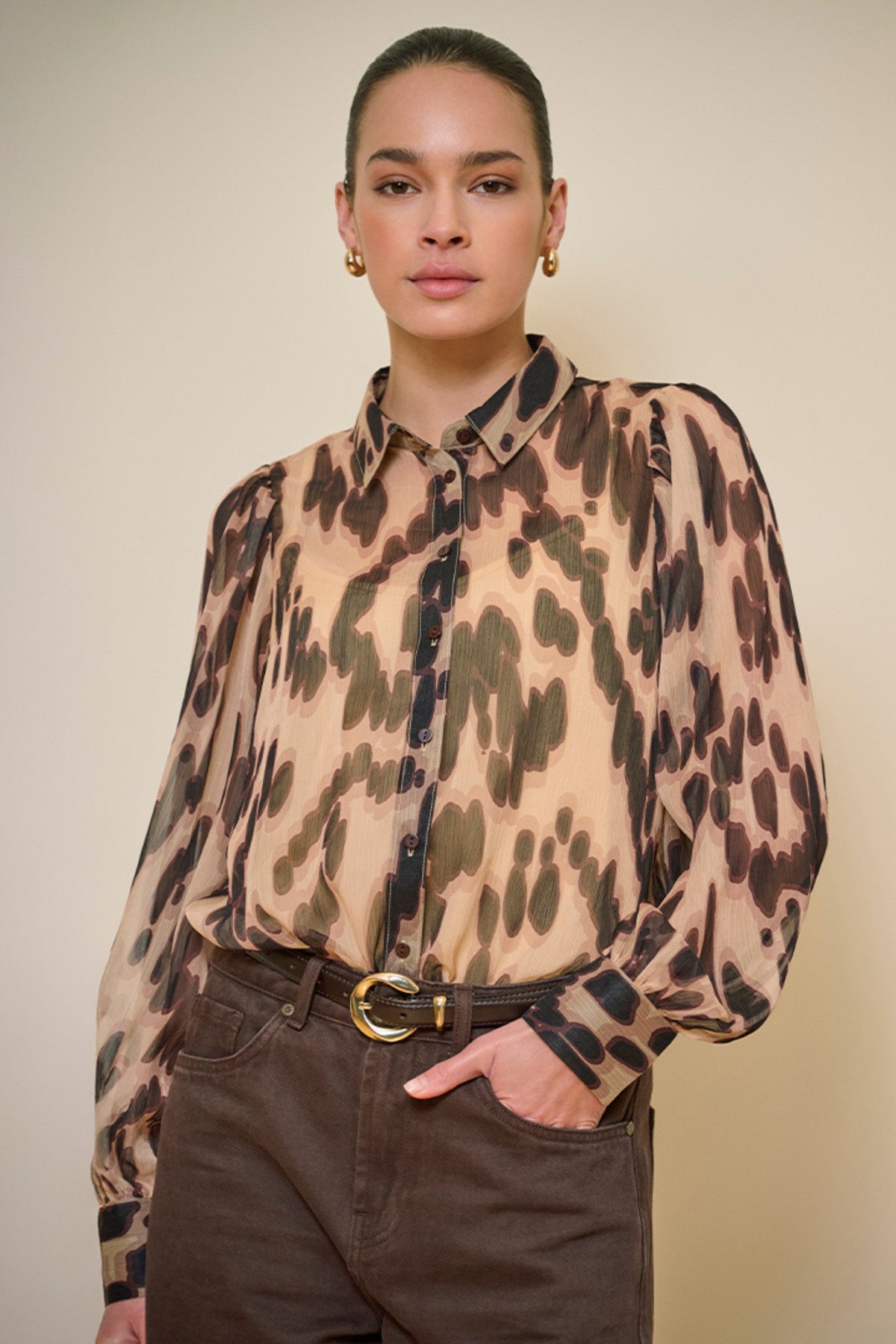Zachte, basic blouse met print van EsQualo, model Soft Embrace, in een lichtbruine kleur, gedragen door een model.