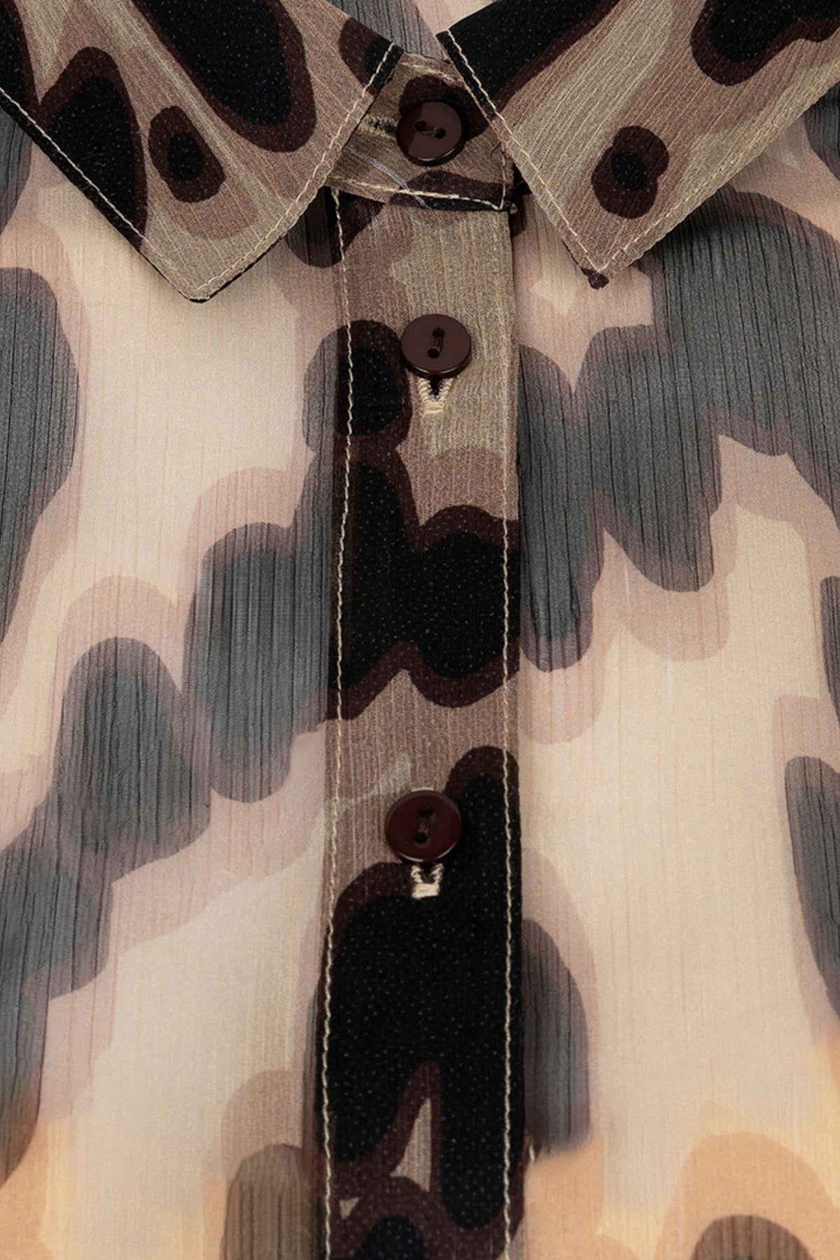 Lichte beige blouse Basic Soft Embrace Print van EsQualo, met zachte stoffen en subtiele print, gedragen door een model.
