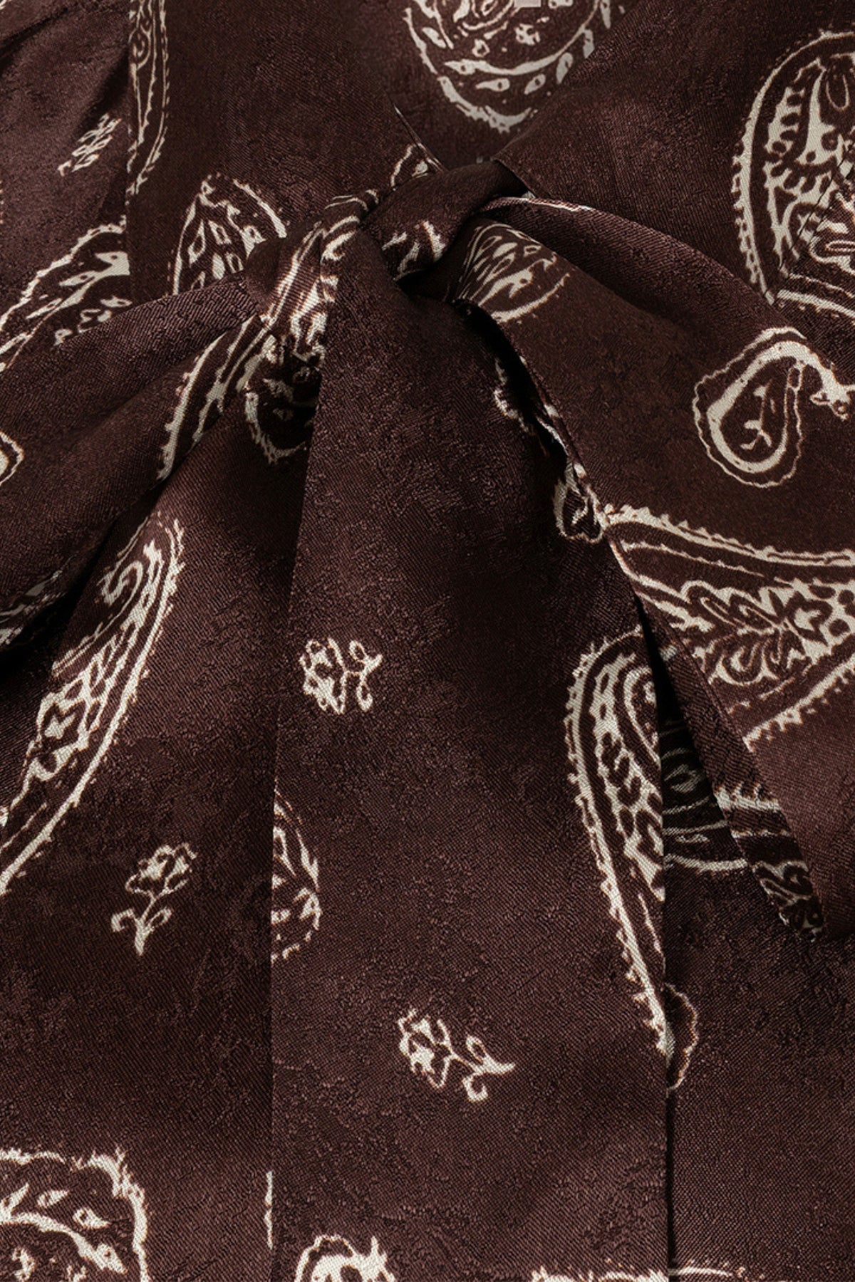 EsQualo blouse Bow Warm Print met print en strikdetails, gedragen door een model, geschikt voor casual en elegante looks.