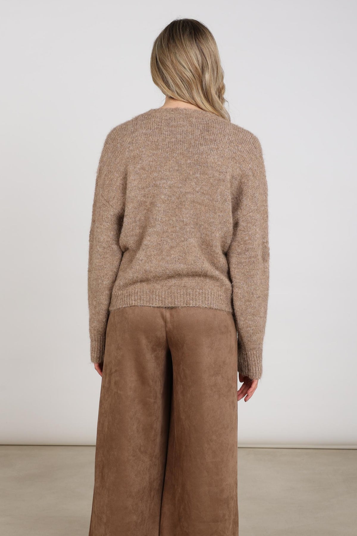 Taupe Nukus Trui Konstanza Flower met bloemenpatroon en ronde hals, gedragen door een model.
