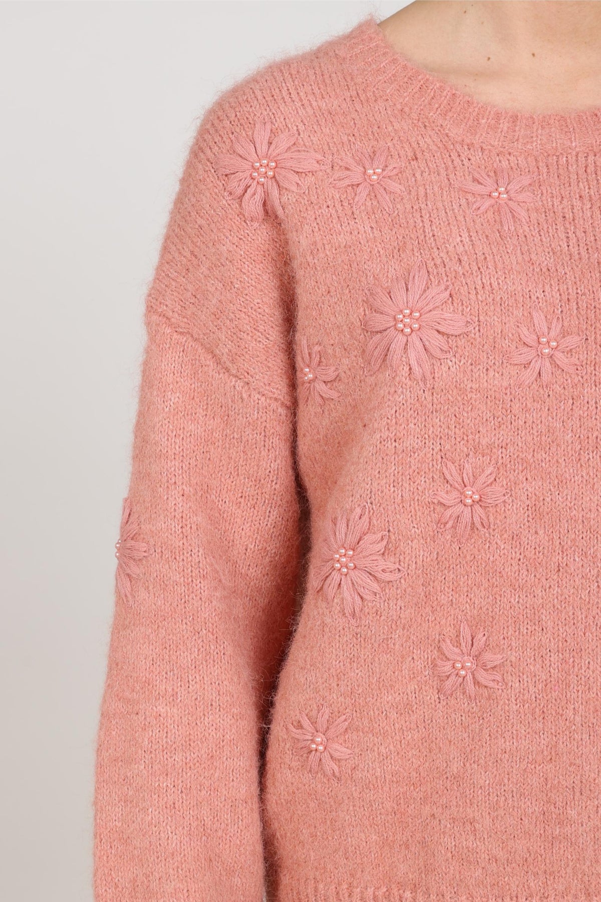 Nukus Konstanza Flower Rose trui in beige met roze bloemendessin, zachte knitstof en ronde hals, geschikt voor casual dragen