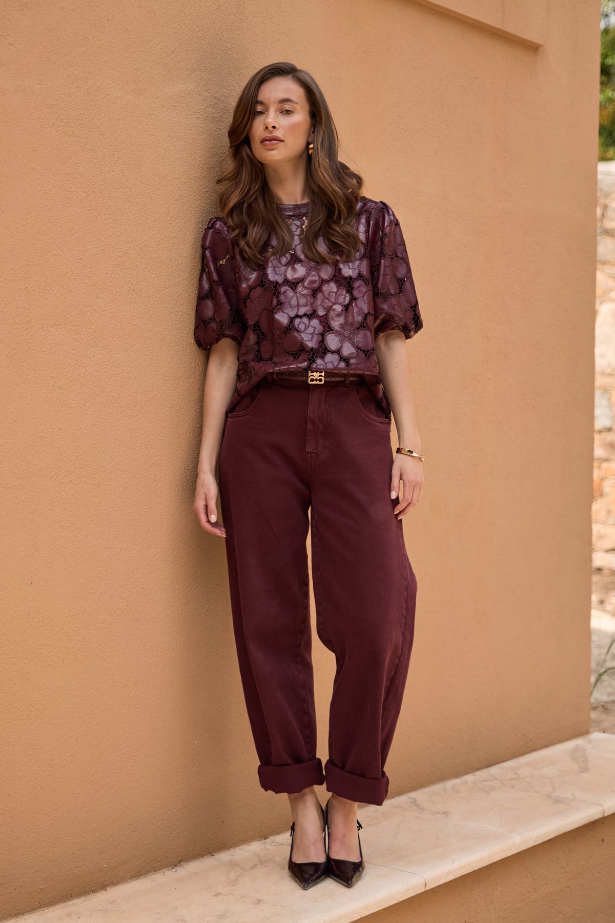 Nukus Nicole Flower PU top in kersenkleur met bloemenprint, korte mouwen en ronde hals.