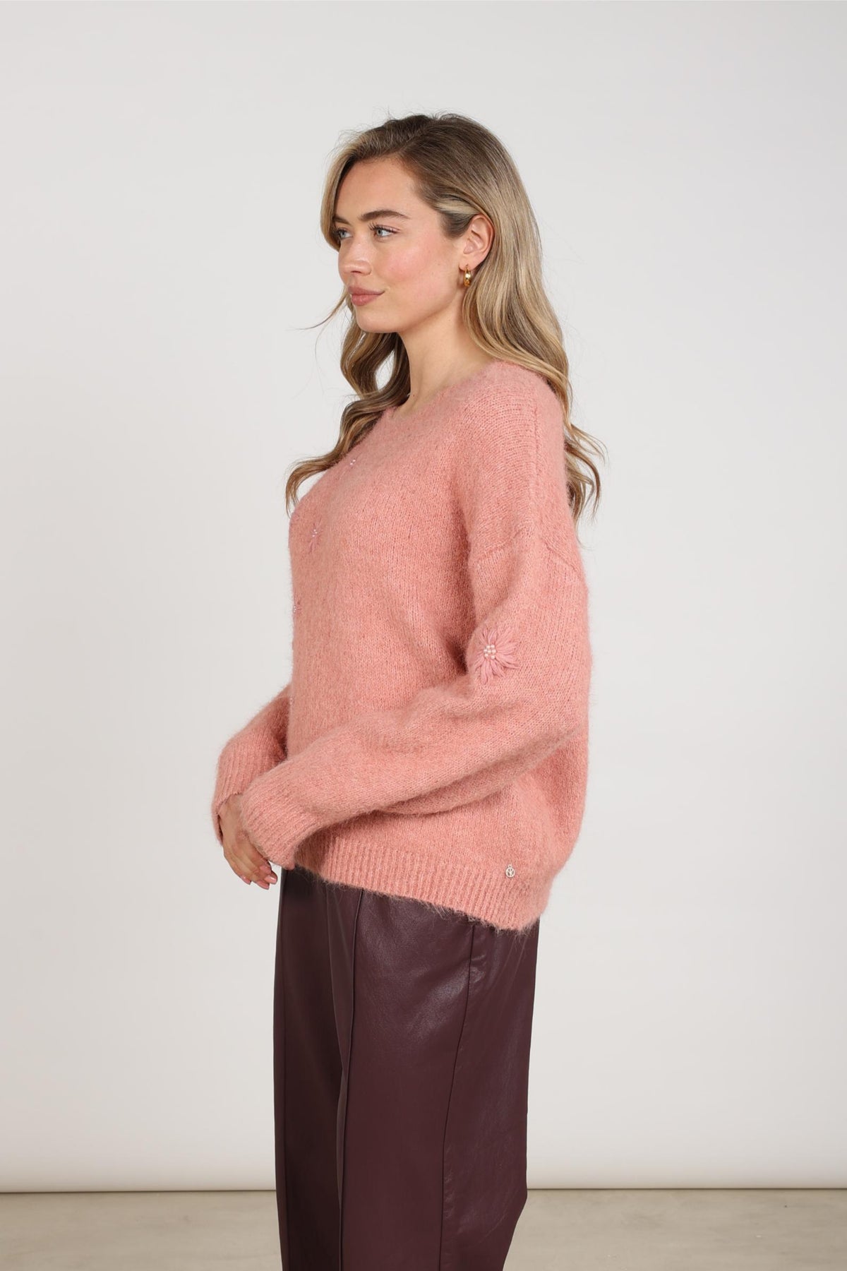 Lichte beige trui Konstanza Flower Rose van Nukus met bloemendessin, zachte stof en comfortabele pasvorm.
