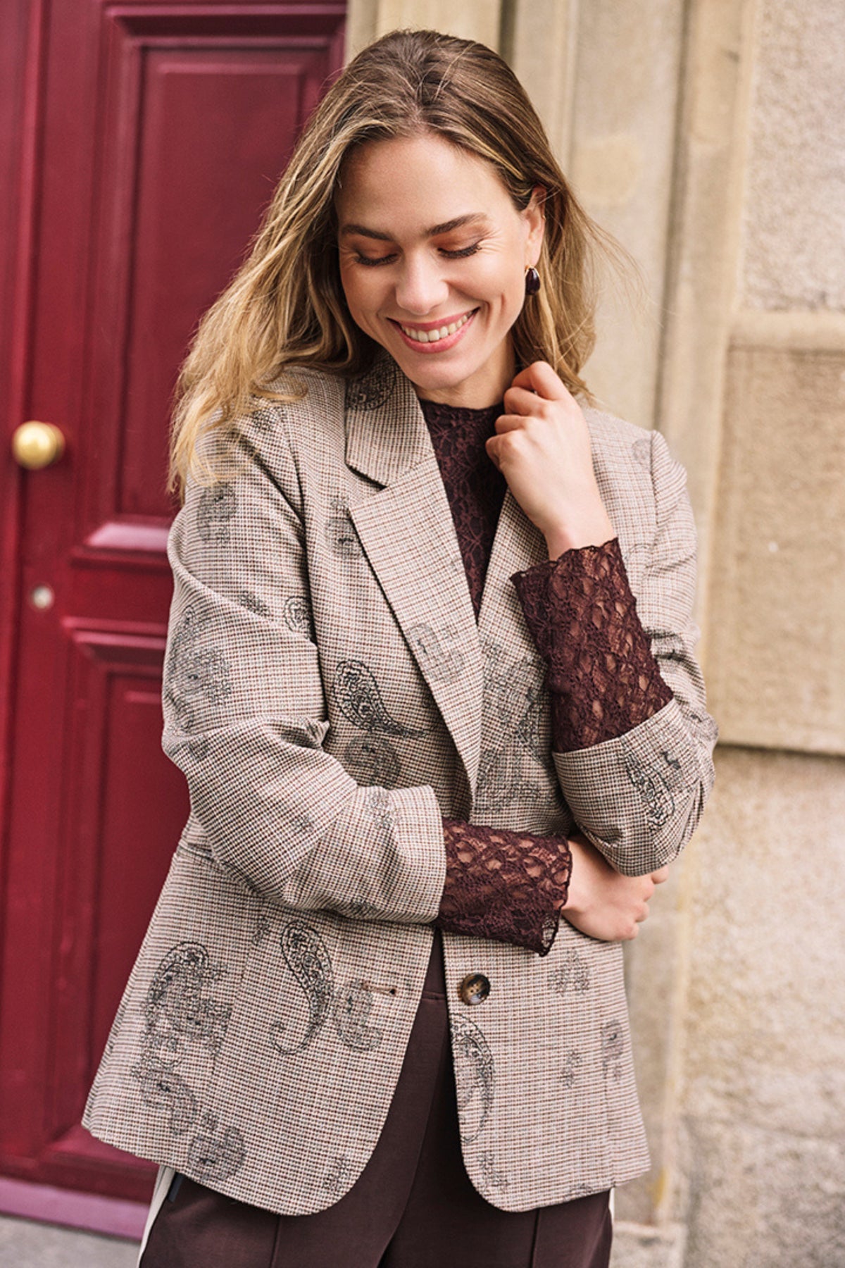 Blazer met paisley en ruitpatroon van EsQualo, F26.17507, in warme kleuren, zichtbaar met knopen en revers.