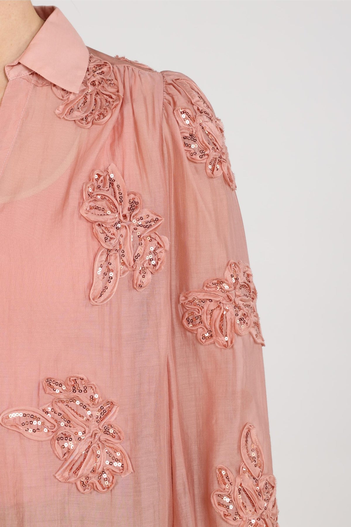 Nukus Antonella pailletten blouse met bloem- en rozenmotief, elegante donkerrode kleur, korte mouwen en ronde hals.
