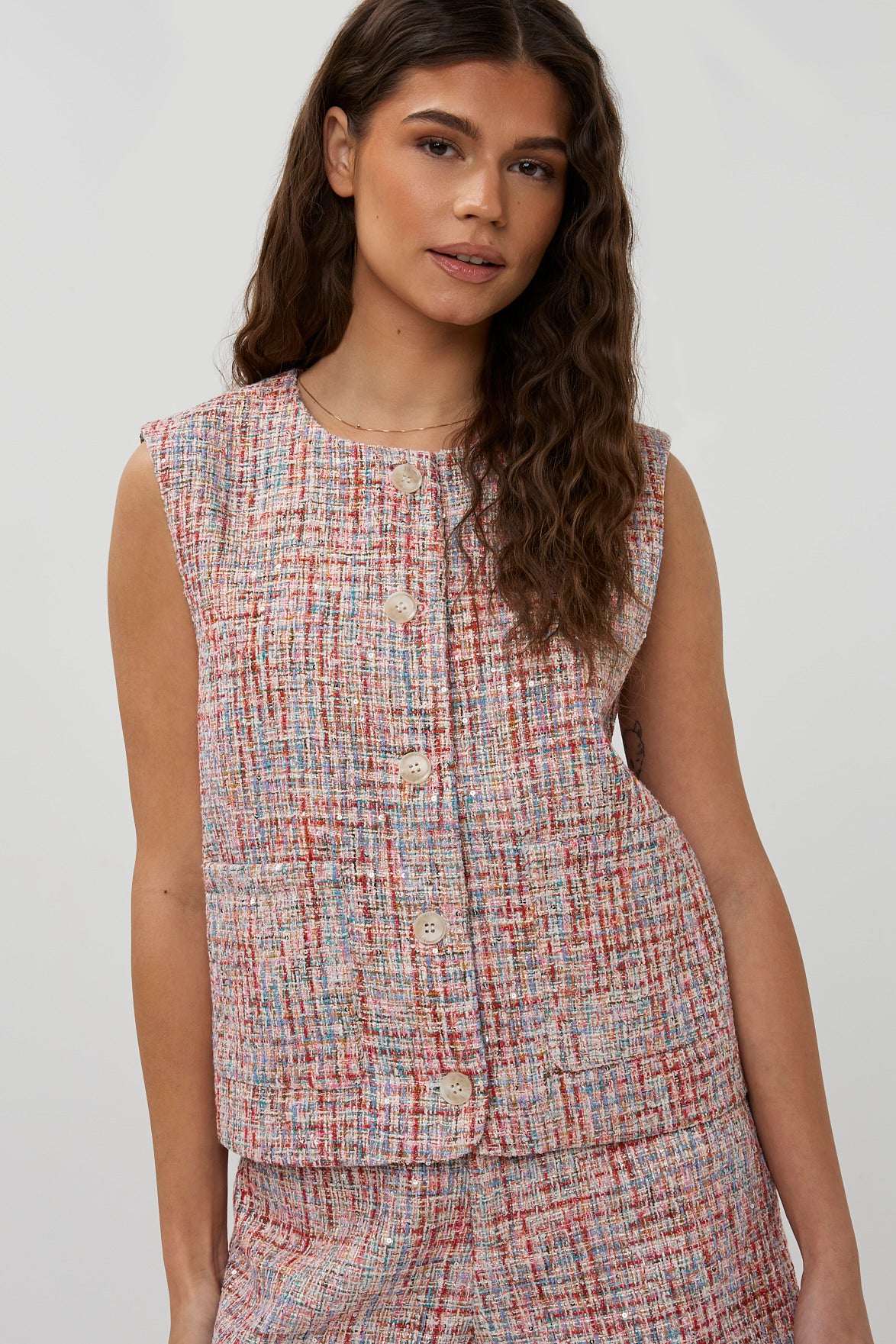 Gilet Coco Multi Print van Studio Amaya met kleurrijke print en comfortabele pasvorm, gedragen door een model.