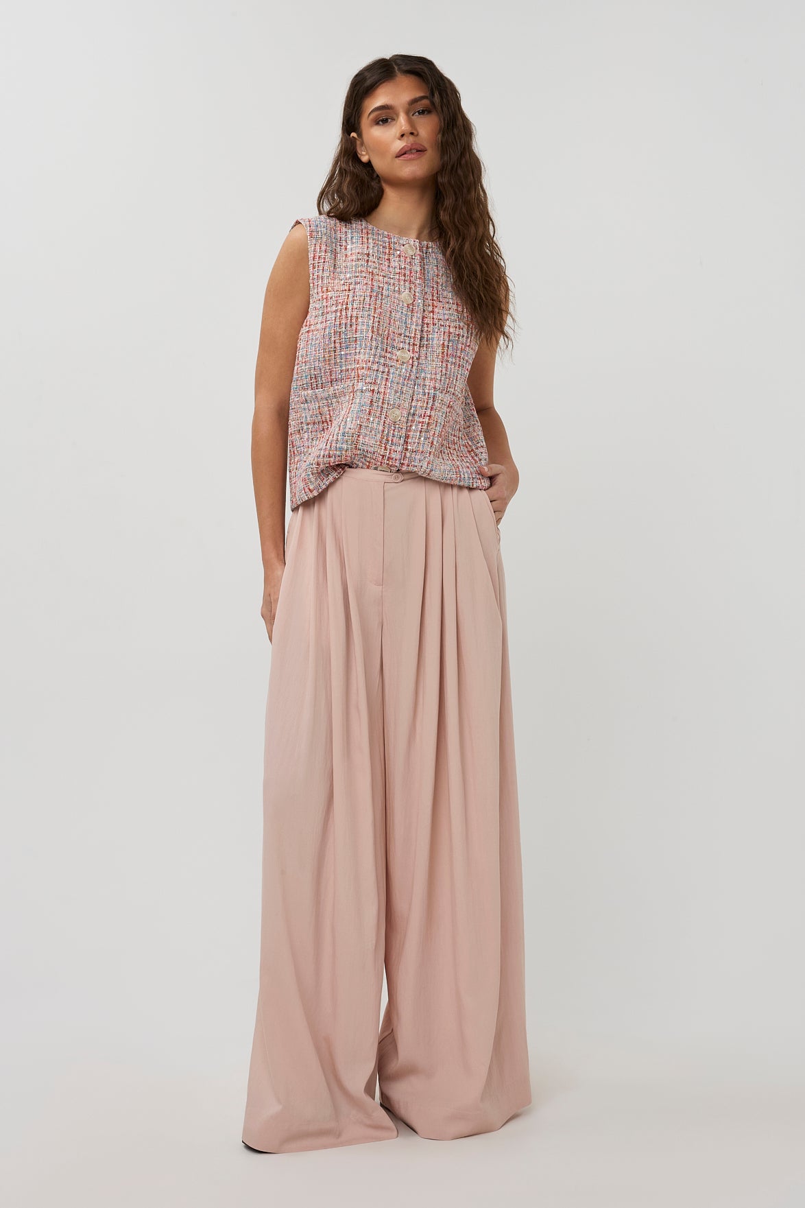 Gilet Coco Multi Print van Studio Amaya met kleurrijk patroon en comfortabele pasvorm, gedragen door een model.