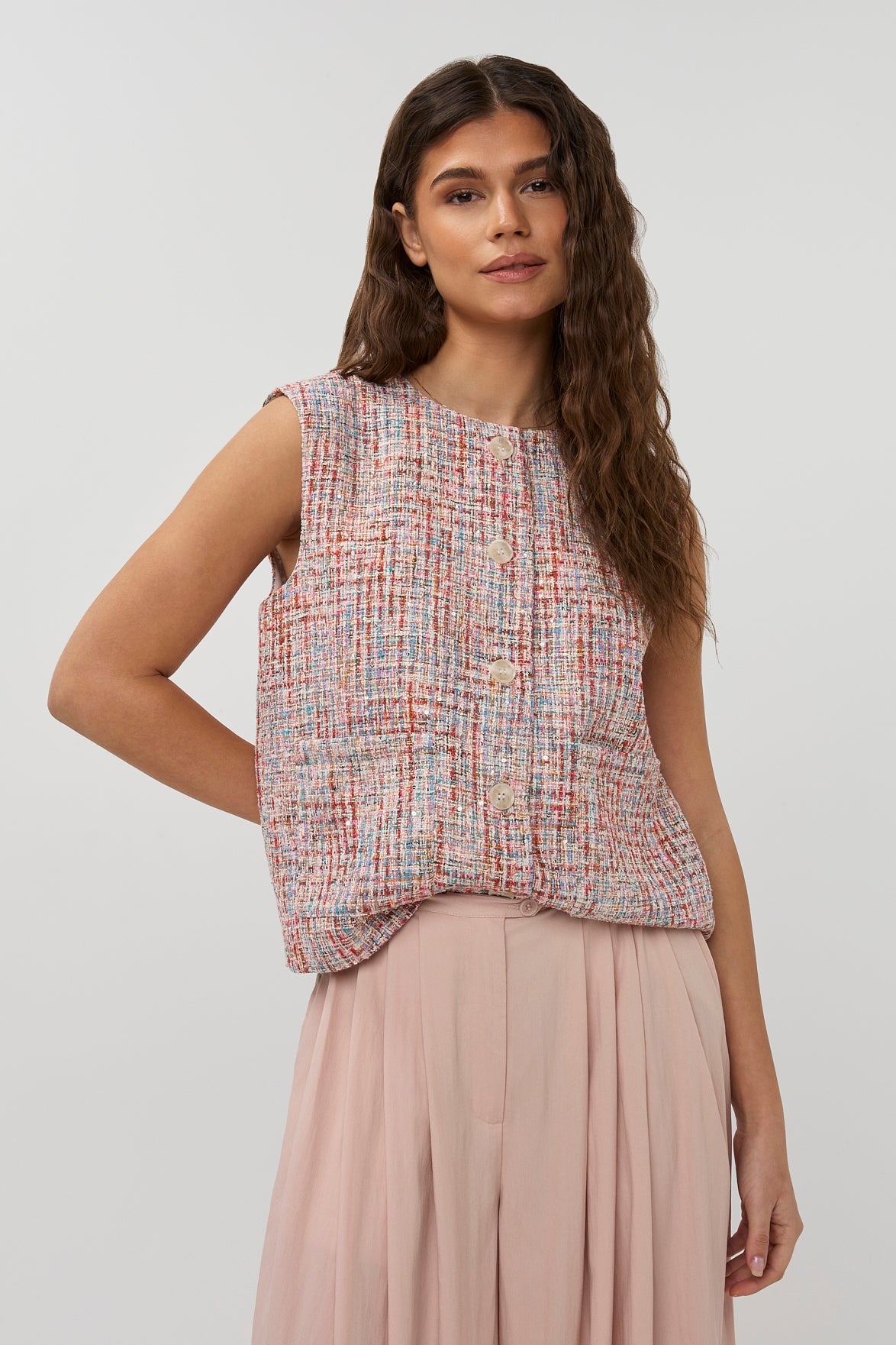 Gilet Coco Multi Print van Studio Amaya met kleurrijk patroon, zachte stof en comfortabele pasvorm voor dames.