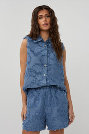 Blouse Storm Blue van Studio Amaya, lichtblauwe blouse met elegante pasvorm en zachte stof, zichtbaar op de afbeelding.