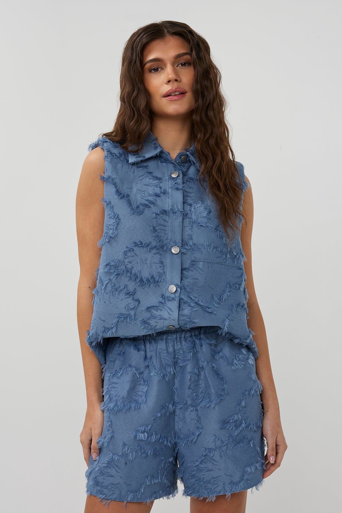 Blouse Storm Blue van Studio Amaya, lichtblauwe blouse met elegante pasvorm en zachte stof, zichtbaar op de afbeelding.