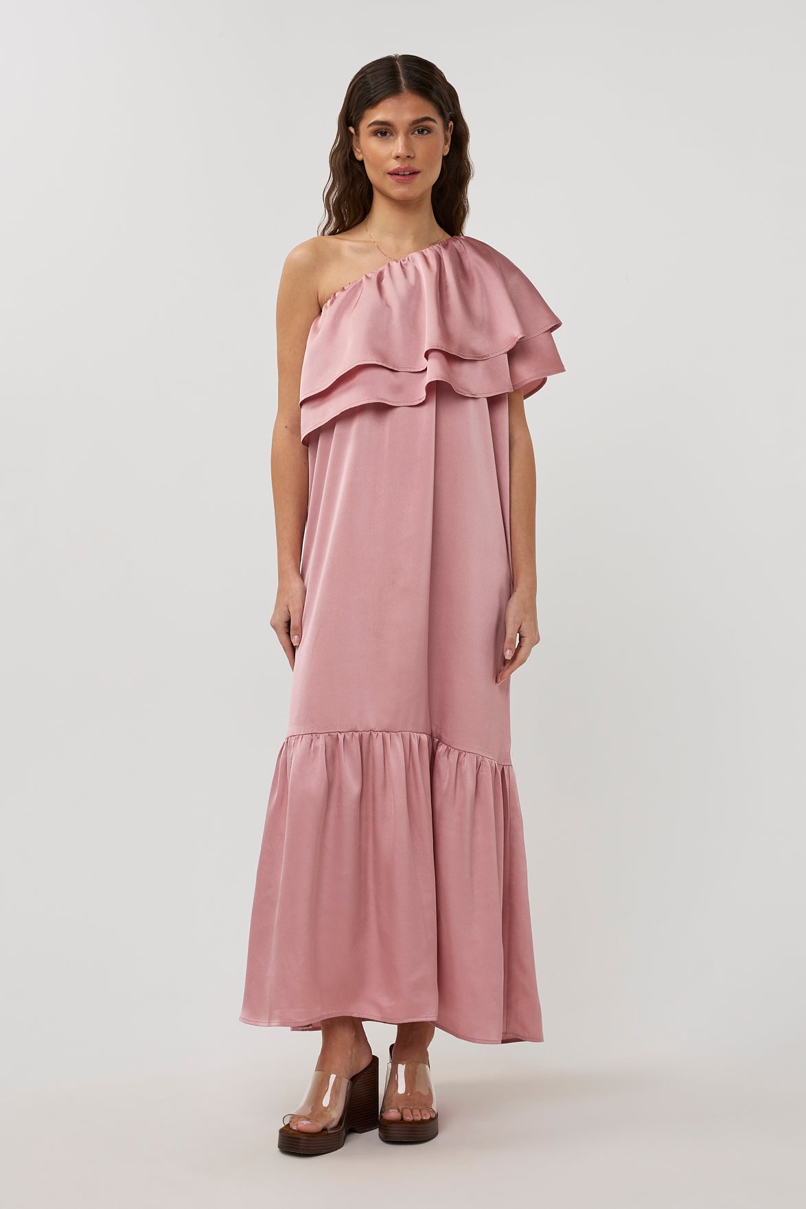 Lichtroze jurk van Studio Amaya met linnen stof, casual en elegant voor zomerse gelegenheden.