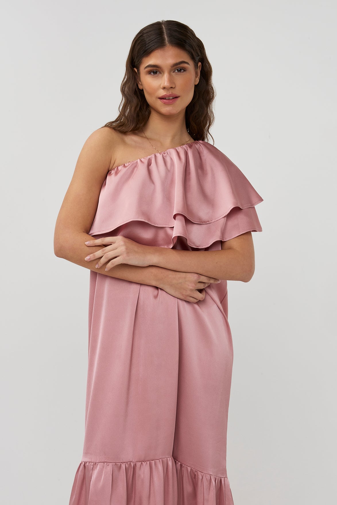 Lichtroze linnen jurk van Studio Amaya met zachte stof en elegante pasvorm, gedragen door een model op de foto.