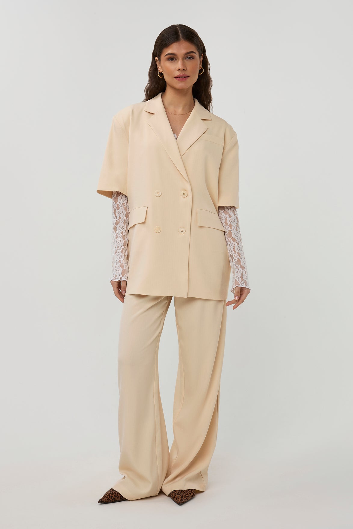 Zachte beige broek Jackie van Studio Amaya met comfortabele pasvorm en stijlvolle uitstraling, zichtbaar op de afbeelding.