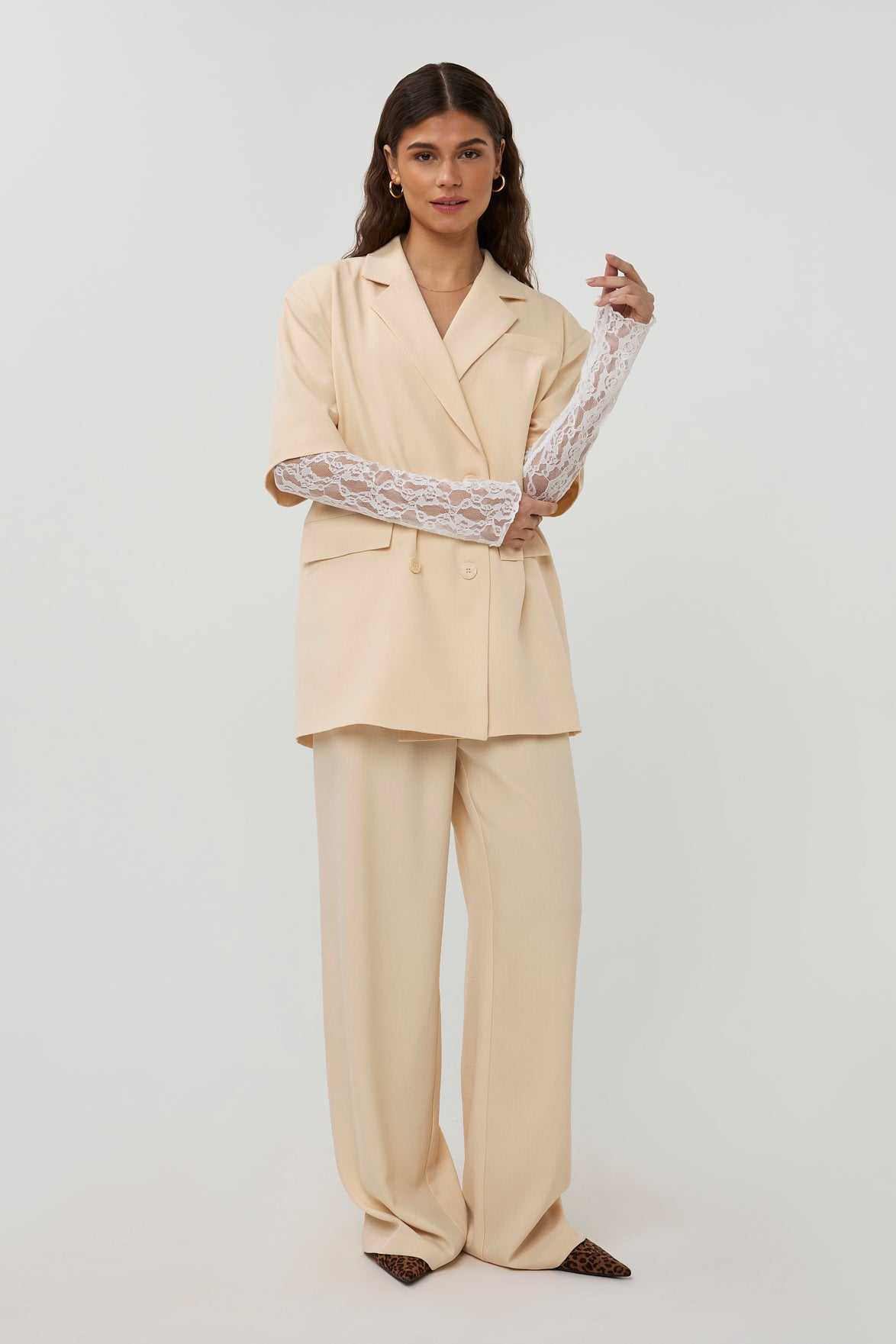 Beige Jackie broek van Studio Amaya, zijaanzicht met elastische tailleband en rechte pasvorm, stoftextuur zichtbaar.