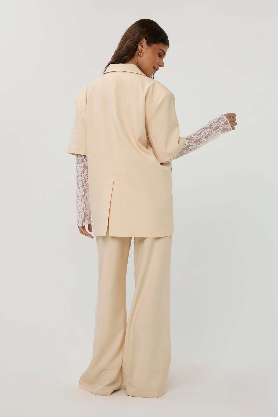 Lichte beige Jackie broek van Studio Amaya met rechte pasvorm en elastische taille, zichtbaar op de foto.