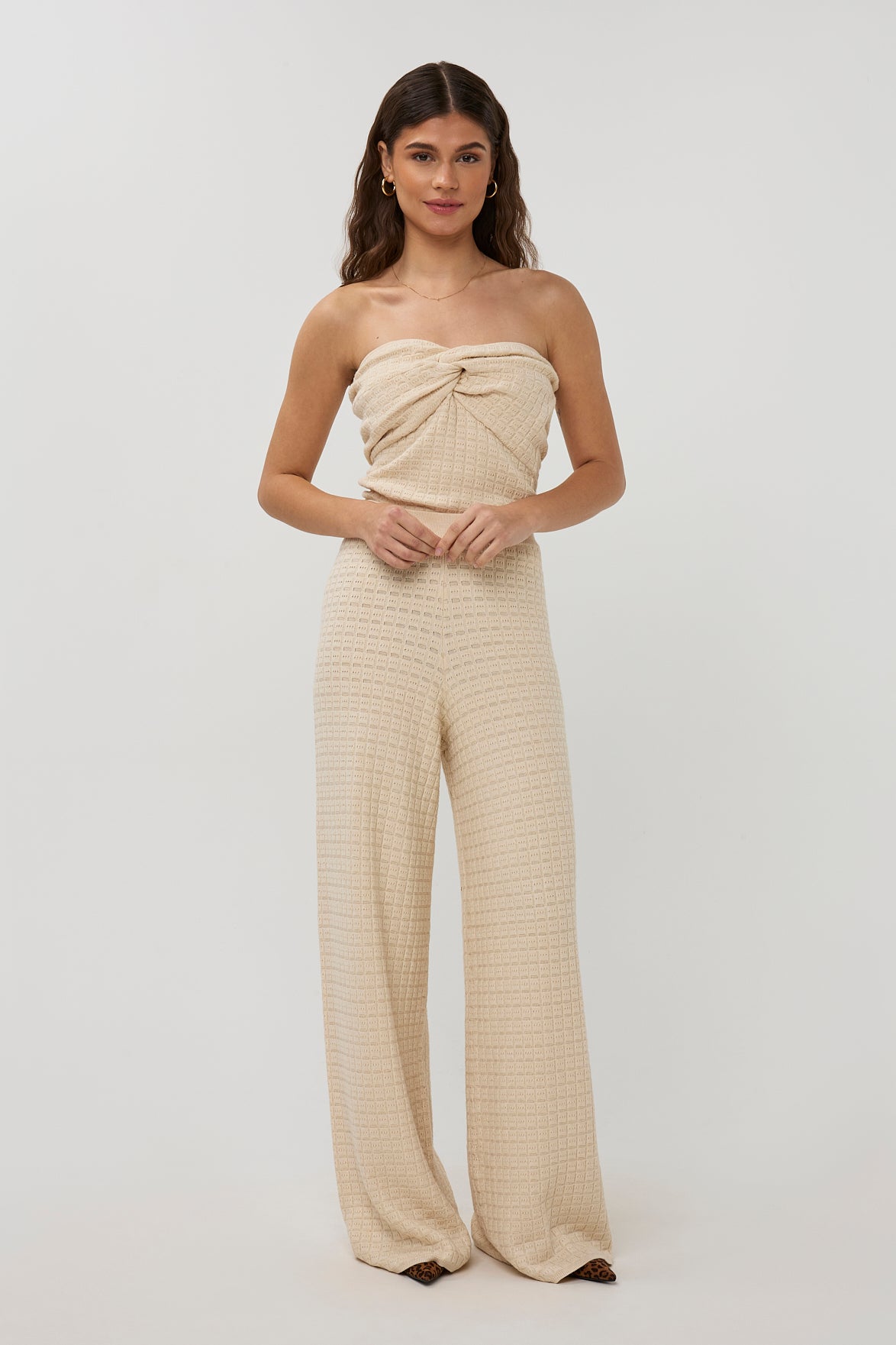 Lichte beige broek van Studio Amaya met een comfortabele pasvorm, gedragen door een model.