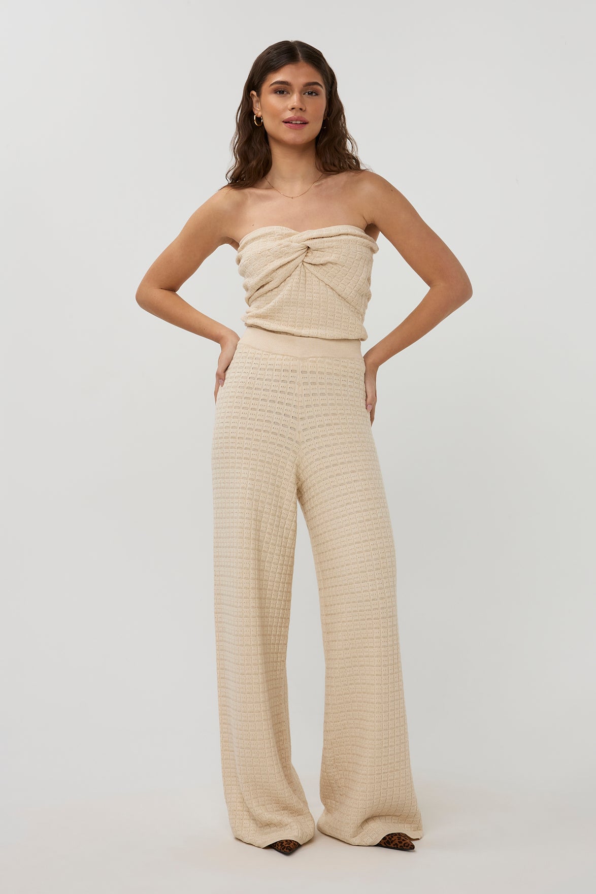 Lichte beige broek van Studio Amaya met comfortabele pasvorm en modieuze uitstraling, zichtbaar in de afbeelding.