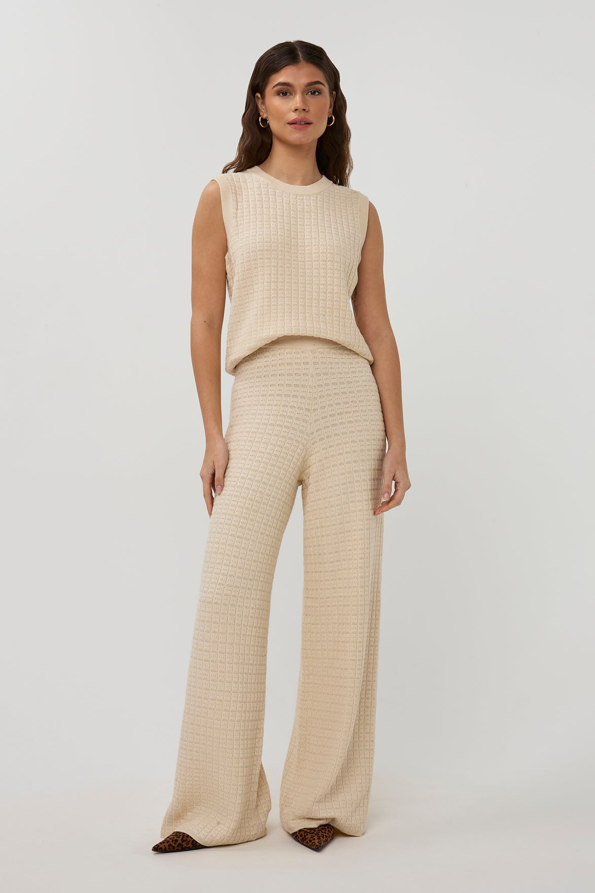 Lichte beige broek van Studio Amaya met een comfortabele pasvorm en subtiele details, geschikt voor casual en zakelijke stijl.
