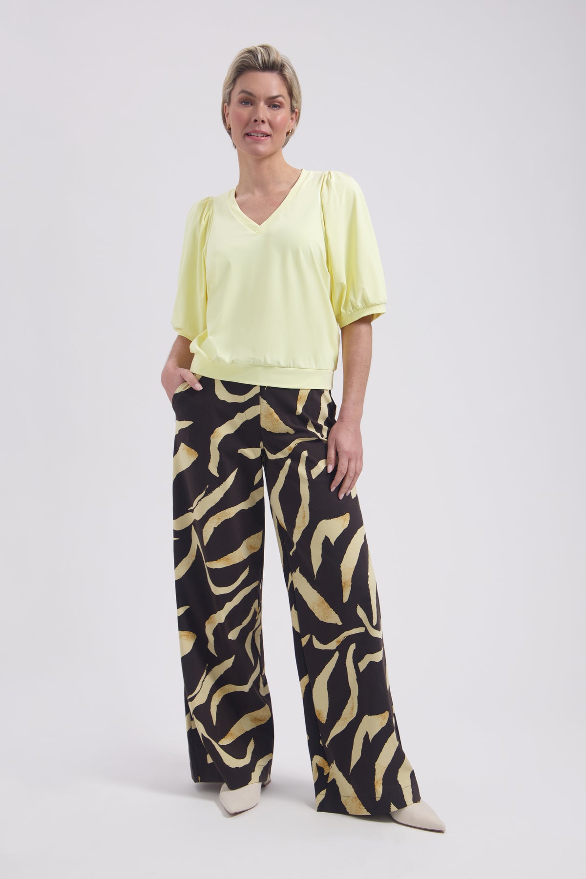 Lady Day reisbroek met Mille Pania print, volle lichaamsfoto, hoge resolutie, stijlvolle en comfortabele damesreiskleding