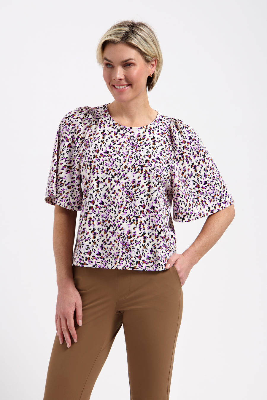 Lady Day Travel Top Aston Spirit print met bloemenpatroon en ronde hals, gedragen door een model, hoge resolutie foto.