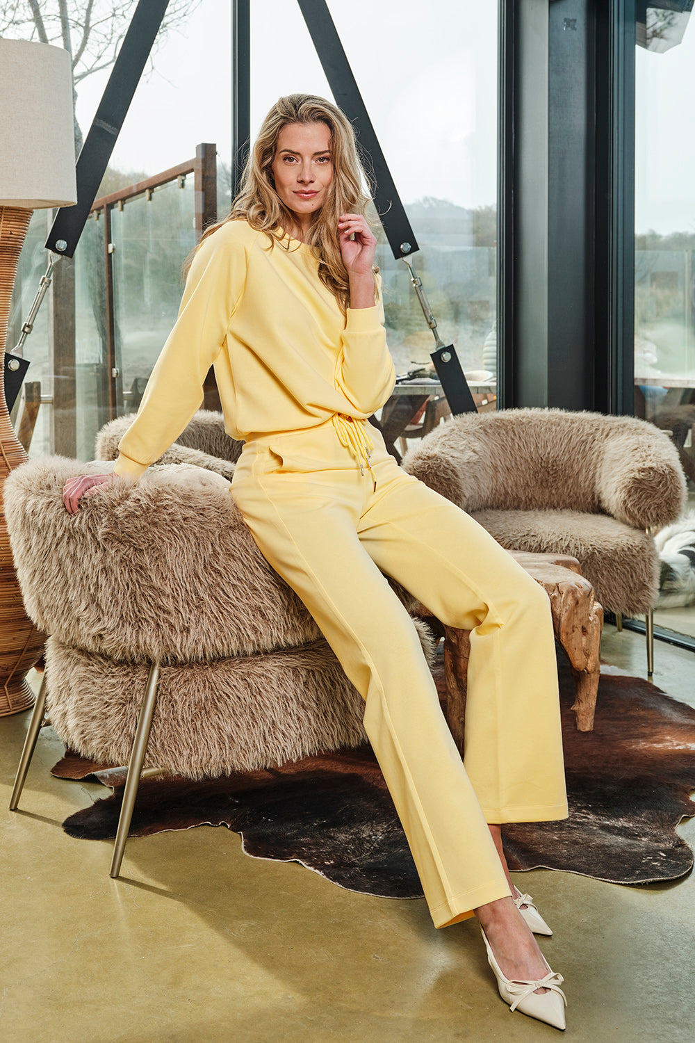 Lemon gele sweatbroek van Mi Piace met elastische taille en manchetten, comfortabele casual stijl.