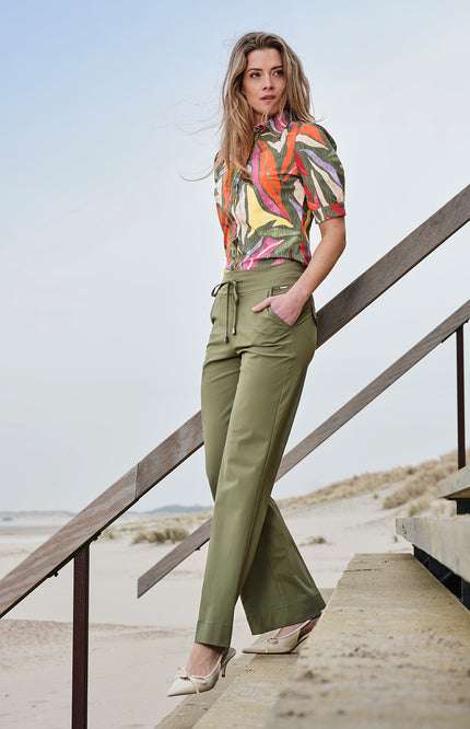 Mi Piace Travel Blouse Puff Summer Leaf Dance Print Olive 202270 Stretchshop.nl
