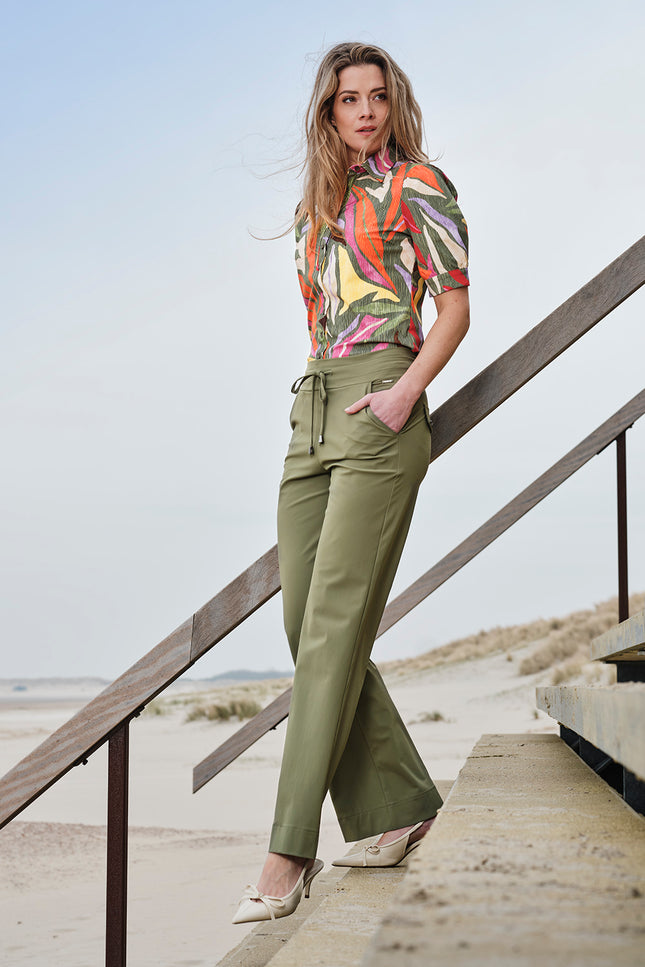 Mi Piace Travel Blouse Puff Summer Leaf Dance Print Olive 202270 Stretchshop.nl