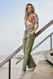 Olijfgroene flared reisbroek van Mi Piace, met elastische taille en modieuze uitstraling, perfect voor comfortabel reizen.