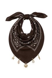 Bruine bandana met bedels van Stretchshop.nl, stijlvolle accessoire met gedetailleerde versieringen en textuur.