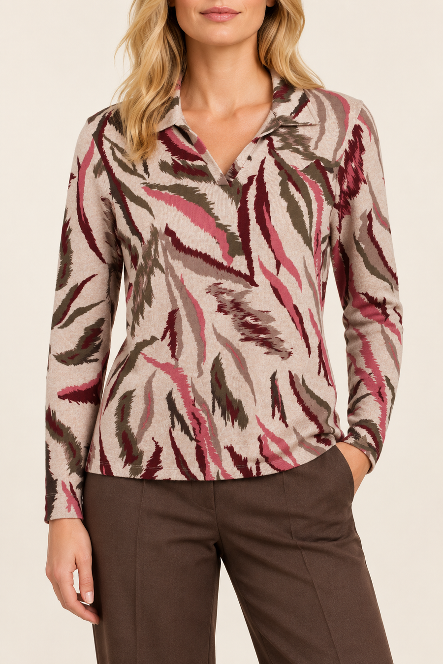 Beige polo sweater met dierenprint en abstracte veerpatroon van Enjoy, comfortabel en stijlvol voor casual draagstijl.