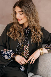 Donkere kaki Ginni jas van &Co woman, waterafstotend en warm, ideaal voor herfst en winter, zichtbaar met ritssluiting en capuchon.