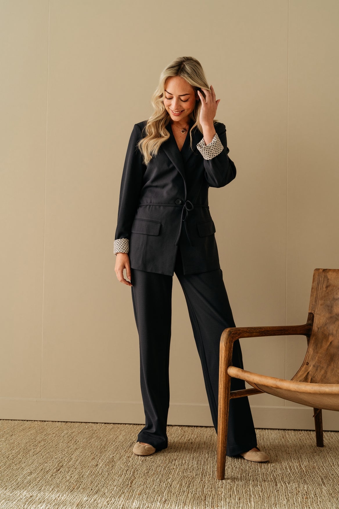 Donkerblauwe Gina blazer van &Co woman, soepel vallend met reverskraag en knoopsluiting, gedragen door een model.