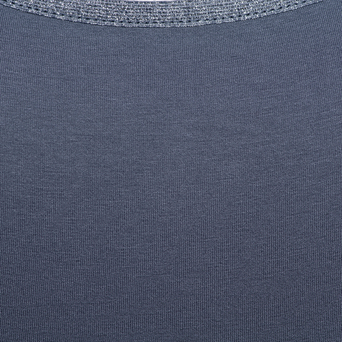 Zwart singlet van &Co woman, Selly Dark Slate SG112, gedragen door een model, geschikt voor lente en zomer.