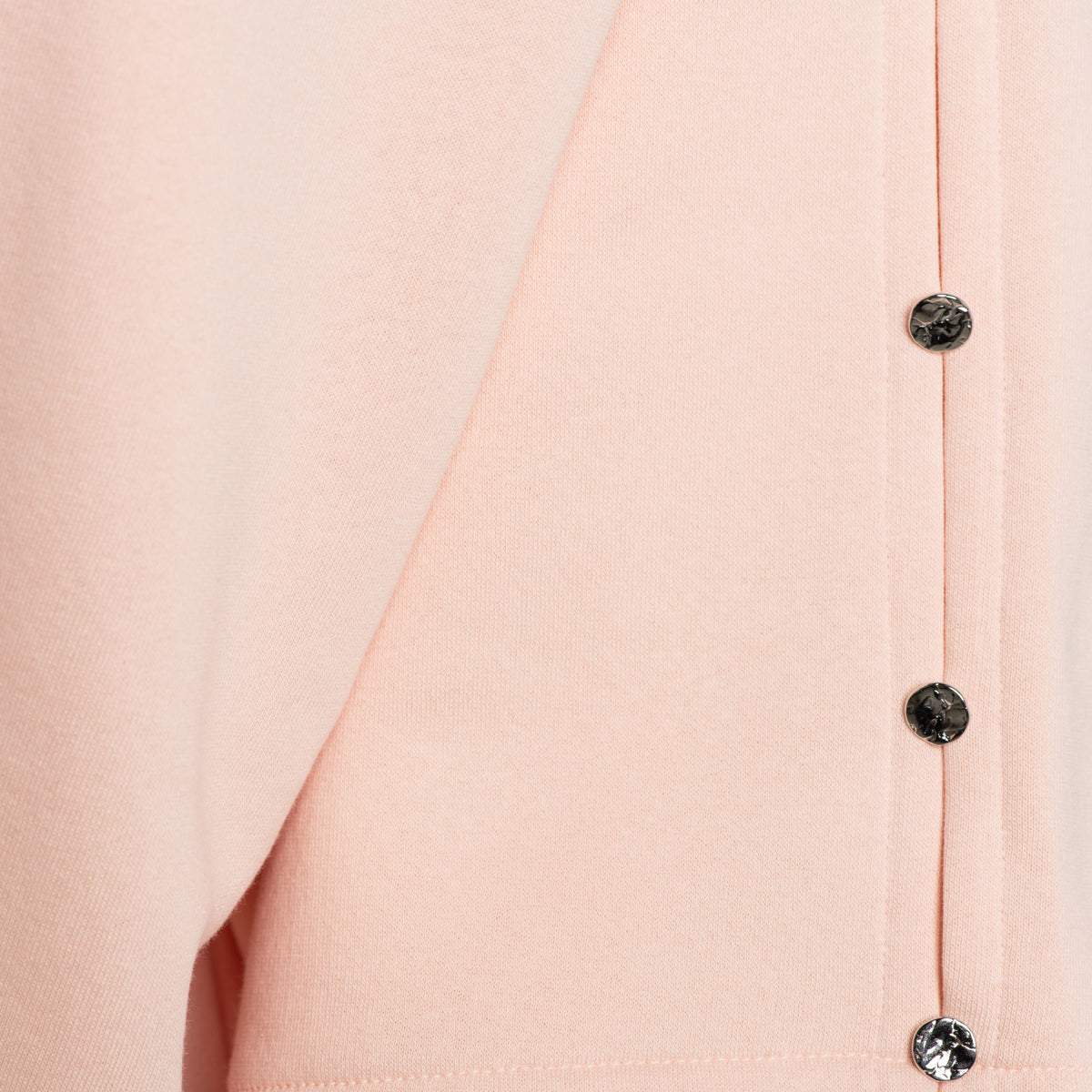 Roze trui Sterre Powder Pink van &Co woman, zachte katoenen stof en stijlvolle pasvorm, geschikt voor lente en zomer.